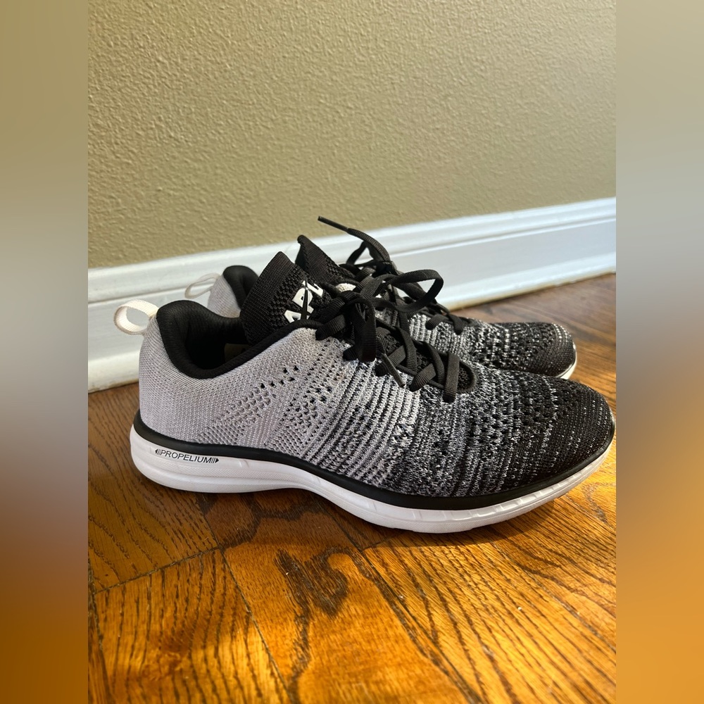 APL Women’s TechLoom Pro Gradient Athletic Shoes Size: 8.5